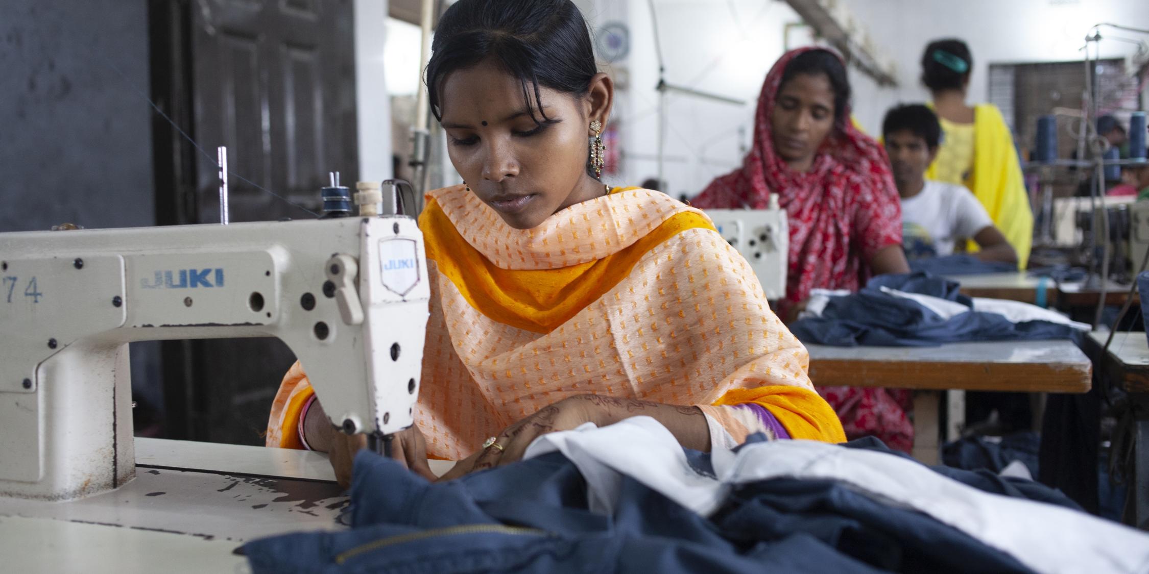 Eine Textilarbeiterin in Bangladesch (Fotocredit FEMNET e.V.)