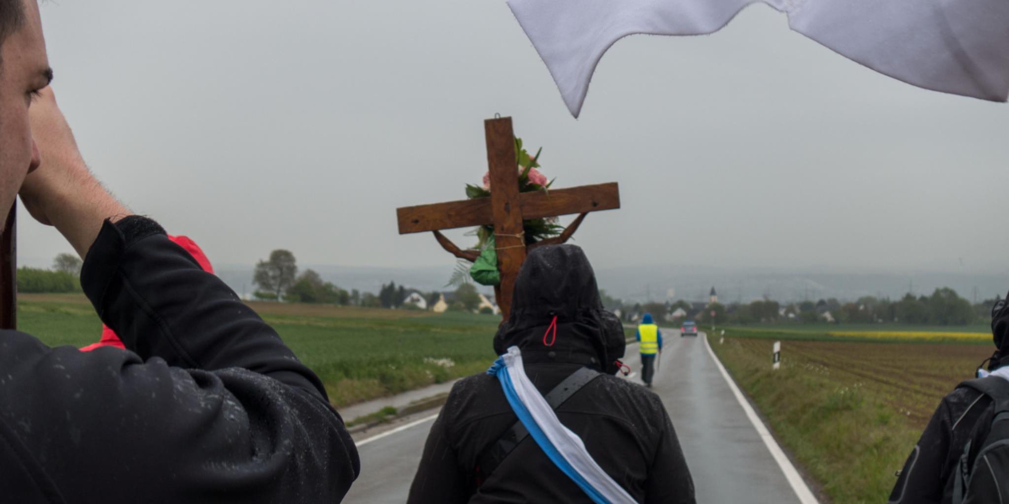 Das Kreuz führte die Pilger nach Koblenz-Metternich