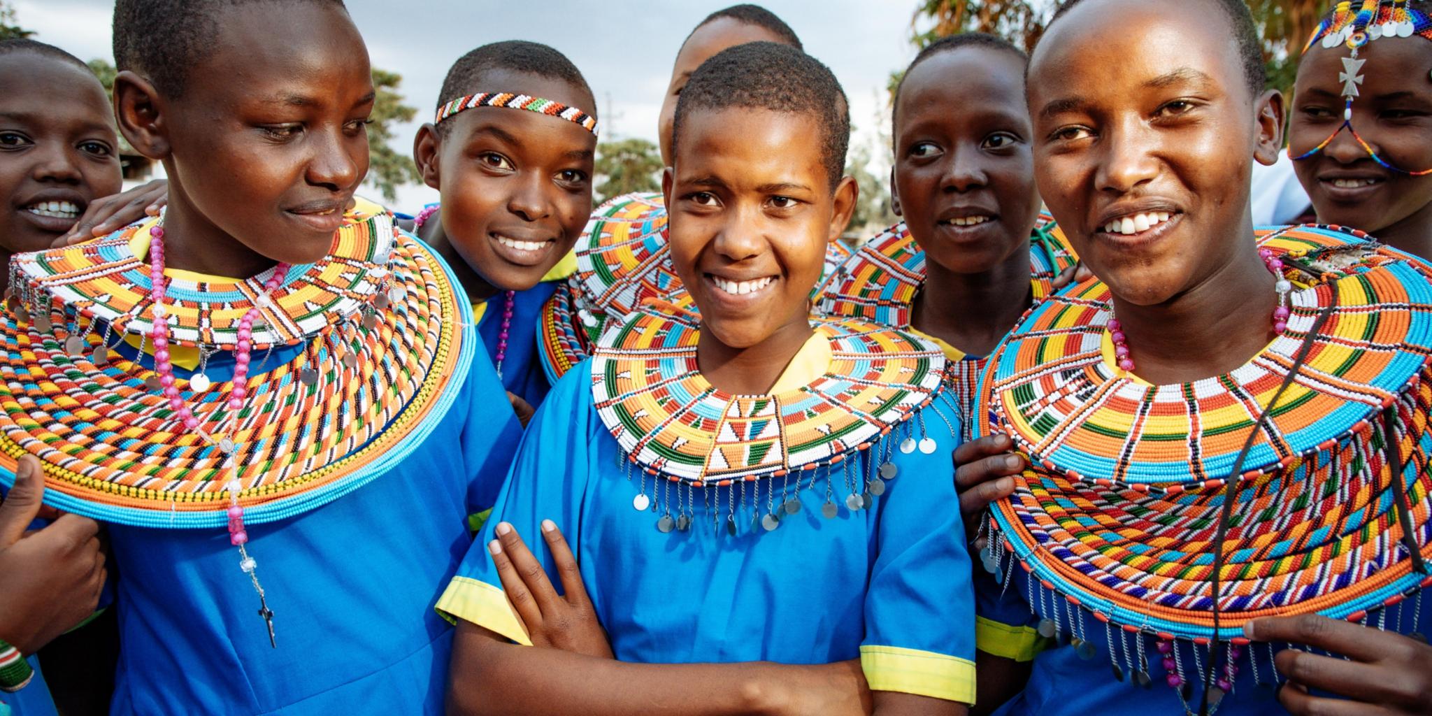 Stolz tragen die Mädchen den Schmuck der Samburu. Er ist fester Bestandteil der Samburu-Kultur, symbolisiert Schönheit und zeigt den sozialen Status der Trägerin. Foto: Hartmut Schwarzbach / missio
