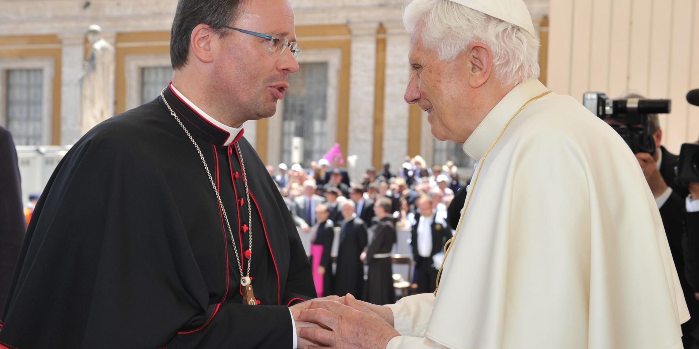 Bischof Dr. Stephan Ackermann und Papst em. Benedikt bei einer Generalaudienz 2011 (Foto: privat)