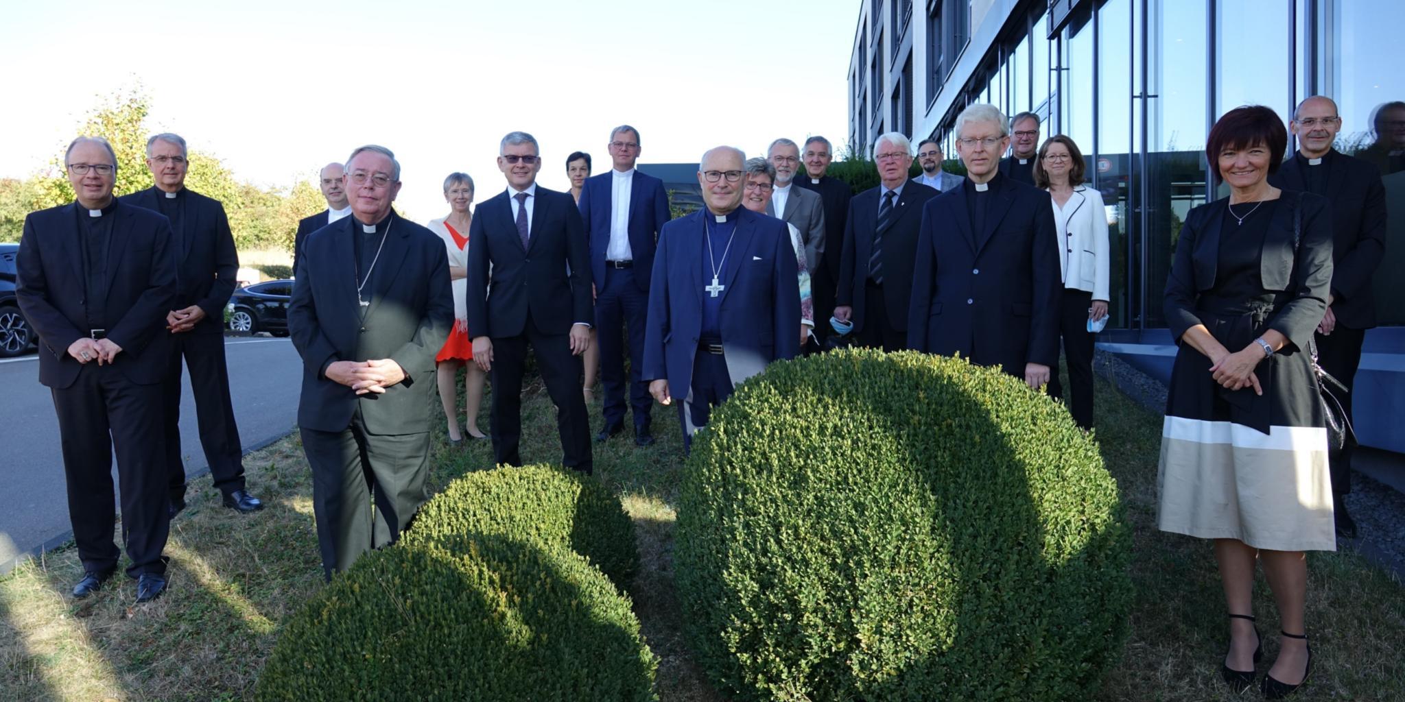 Treffen der Delegationen aus Luxemburg und Trier um Erzbischof Hollerich (2.v.links) und Bischof Ackermann (links). Foto: ©SCP