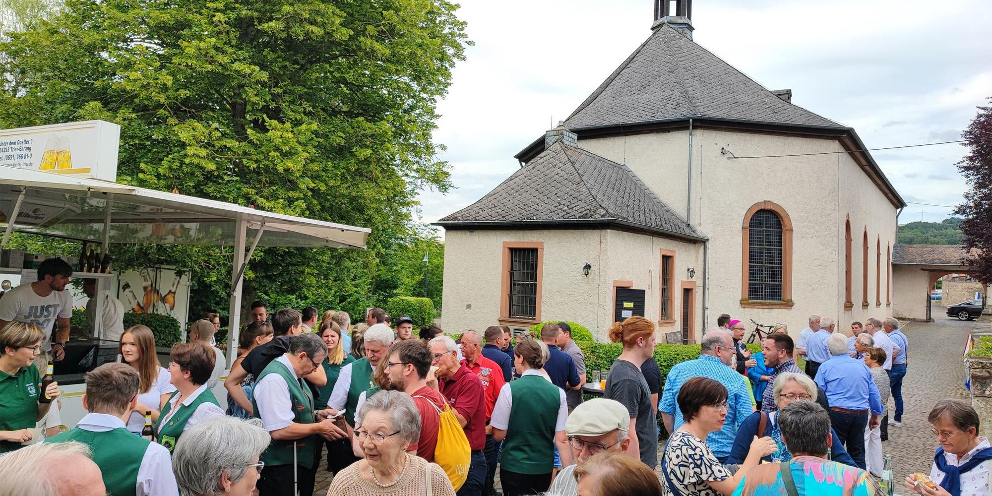 Im Burginnenhof feierte die Gemeinde nach dem Gottesdienst und der Einsegnung ein „Turmfest'. (Foto: Stefan Endres/Bistum Trier)