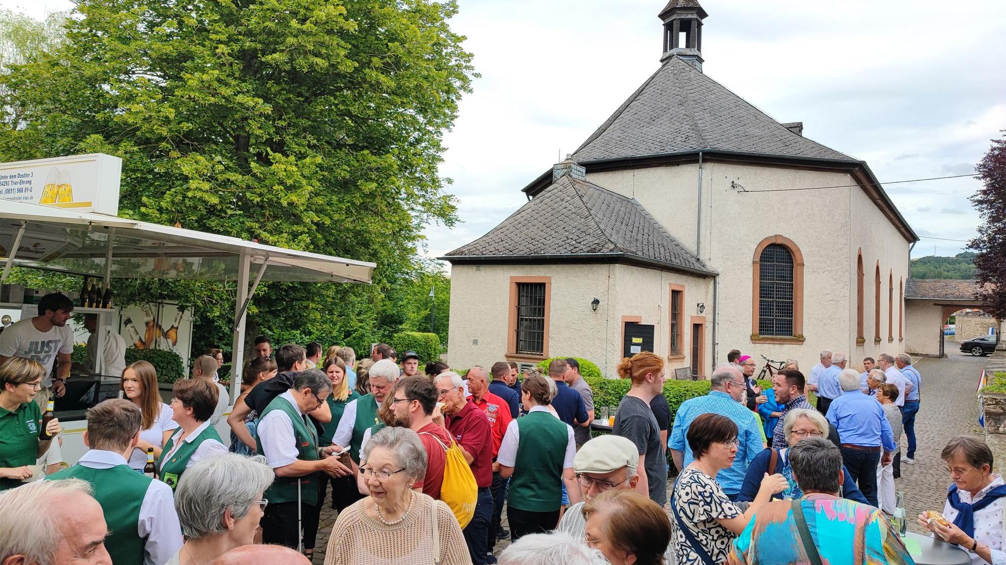 Im Burginnenhof feierte die Gemeinde nach dem Gottesdienst und der Einsegnung ein „Turmfest'. (Foto: Stefan Endres/Bistum Trier)