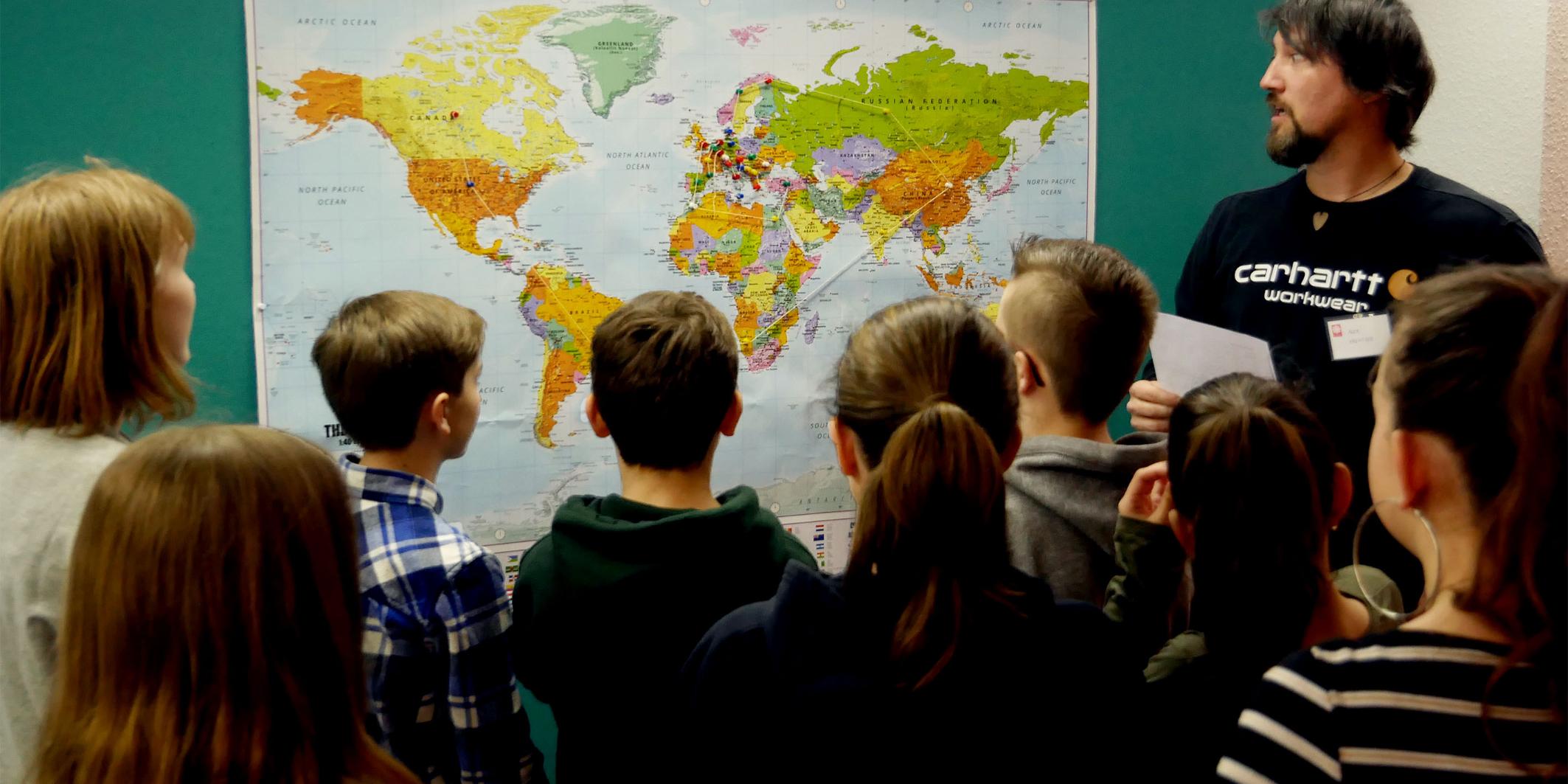 Verknüpft mit der ganzen Welt: Auf der Karte wird den Schülerinnen und Schülern deutlich wie vernetzt sie mit der ganzen Welt sind.