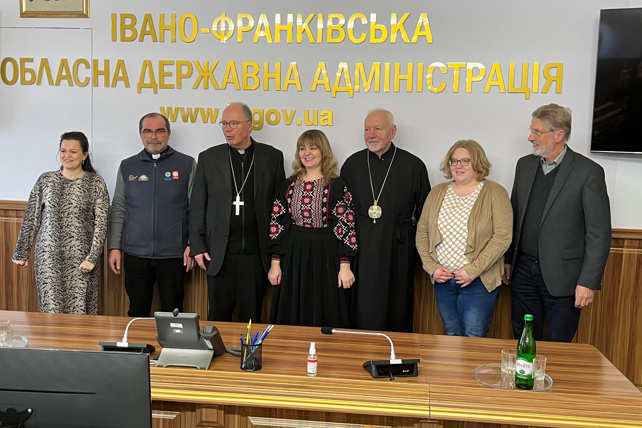 Mit Abgeordneten der Regionalregierung und dem Erzischof von Ivano-Frankivsk, Wolodymyr Wijtyschyn, im Kabinett
