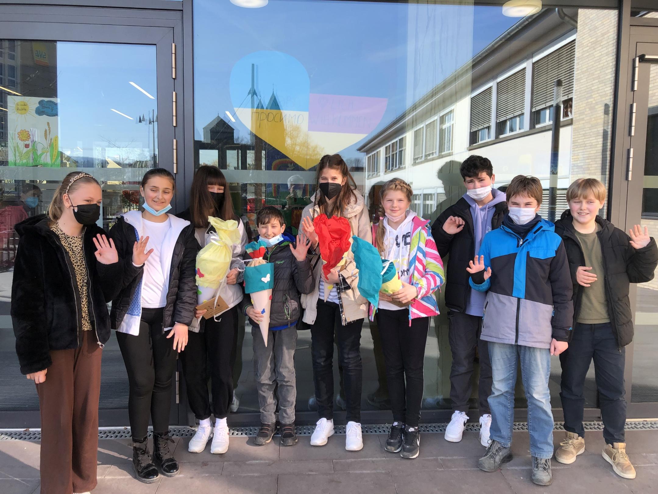 Vier ukrainische Kinder besuchen nun die St. Franziskus-Schule in Koblenz. Zum Start erhalten sie Schultüten und Unterstützung durch gleichaltrige Patinnen und Paten. (Foto: St. Franziskus-Schule)