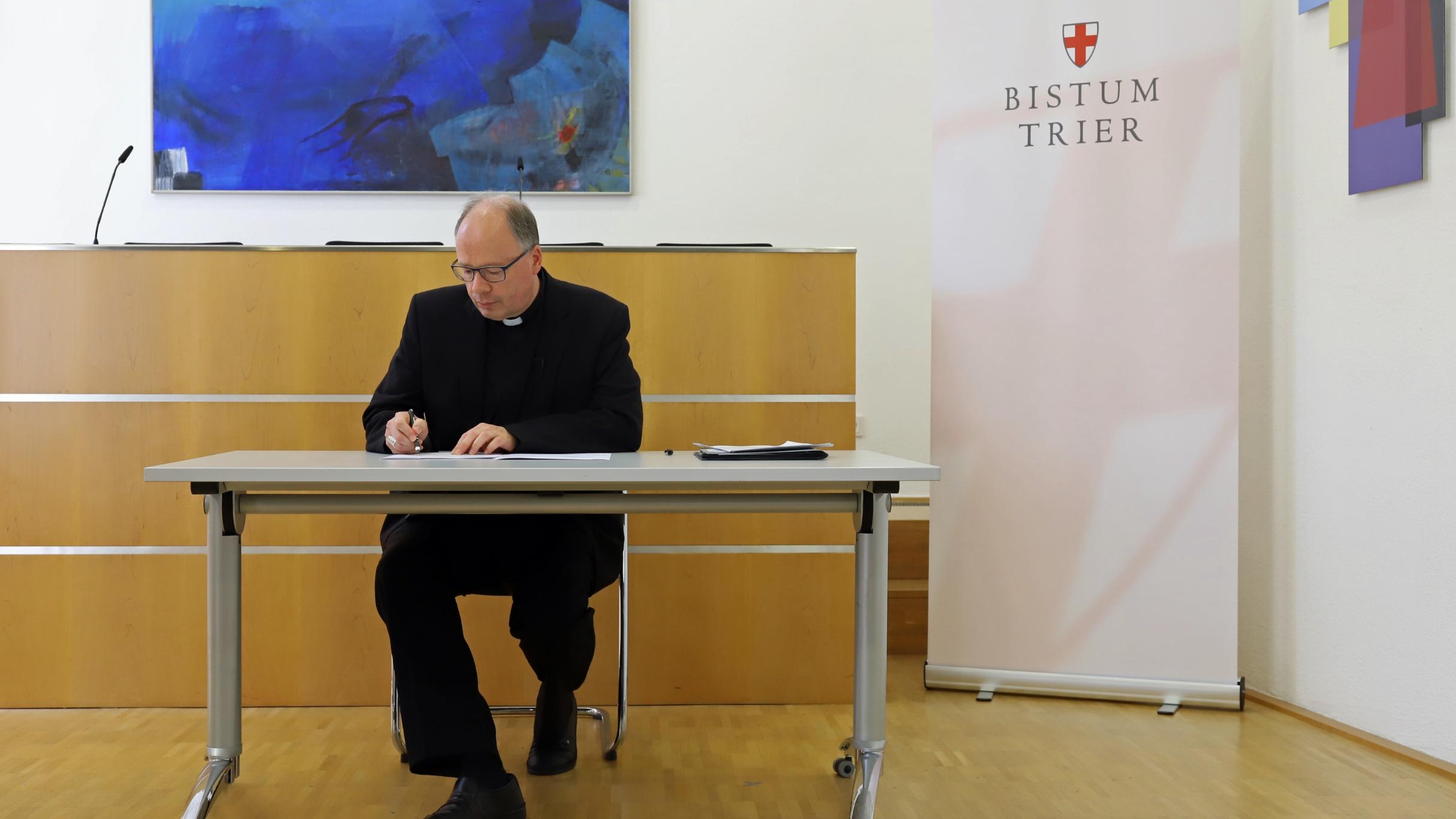 Bischof Ackermann unterzeichnet die „Gemeinsame Erklärung über verbindliche Kriterien und Standards für eine unabhängige Aufarbeitung von sexuellem Missbrauch in der katholischen Kirche in Deutschland“