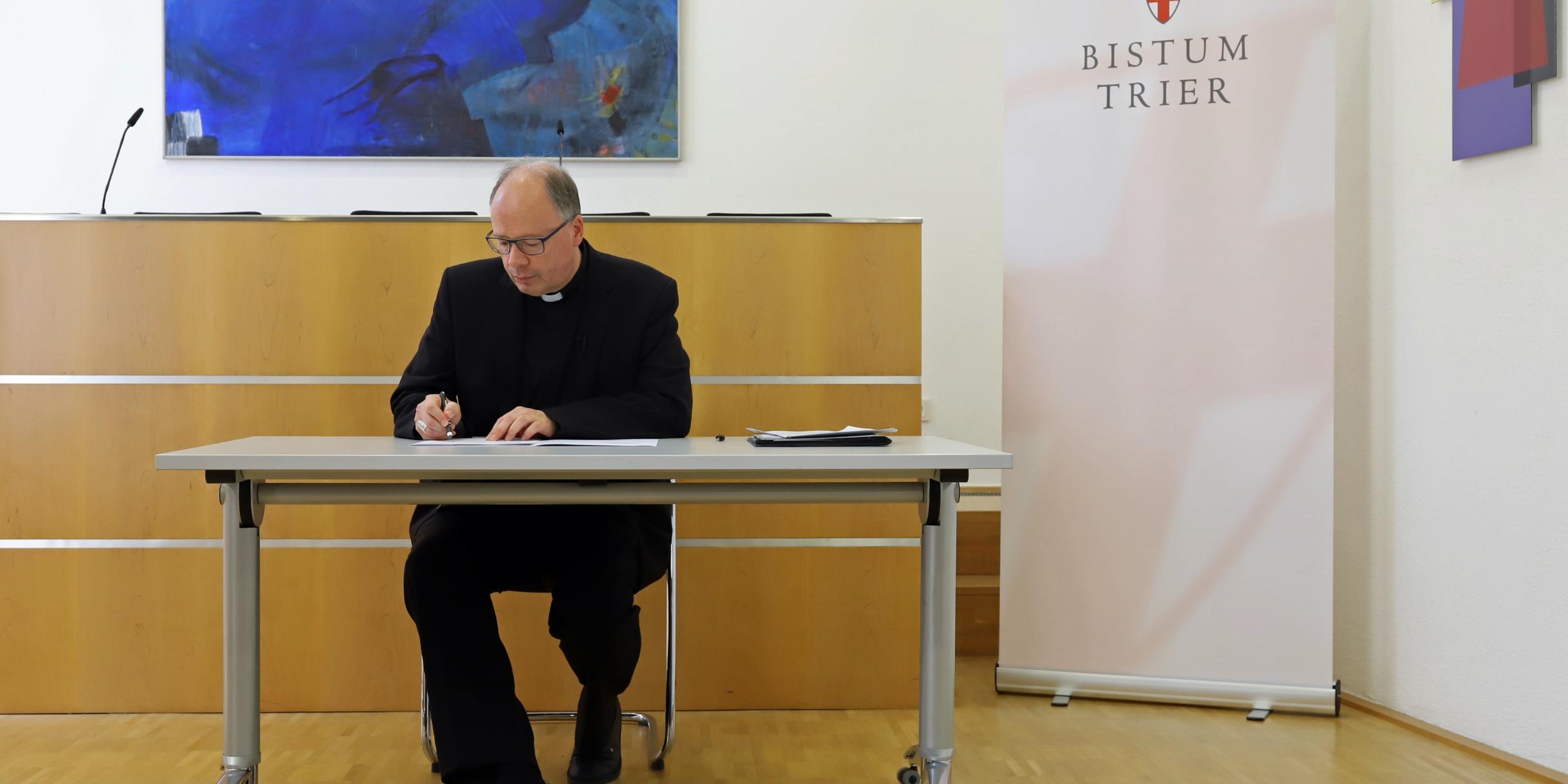 Bischof Ackermann unterzeichnet die „Gemeinsame Erklärung über verbindliche Kriterien und Standards für eine unabhängige Aufarbeitung von sexuellem Missbrauch in der katholischen Kirche in Deutschland“