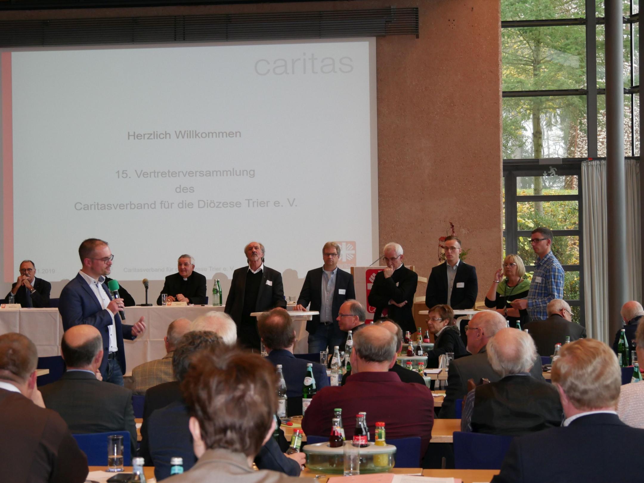 Dr. Alexander Knauf moderiert eine Gesprächsrunde mit Vertretern von innovativen Projekten im Bistum Trier.