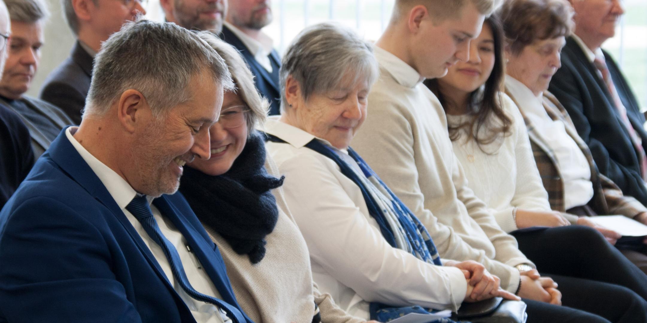 Dirk Johann (vorne) mit seiner Ehefrau Petra Sohn-Johann und seiner Familie bei seiner Verabschiedung