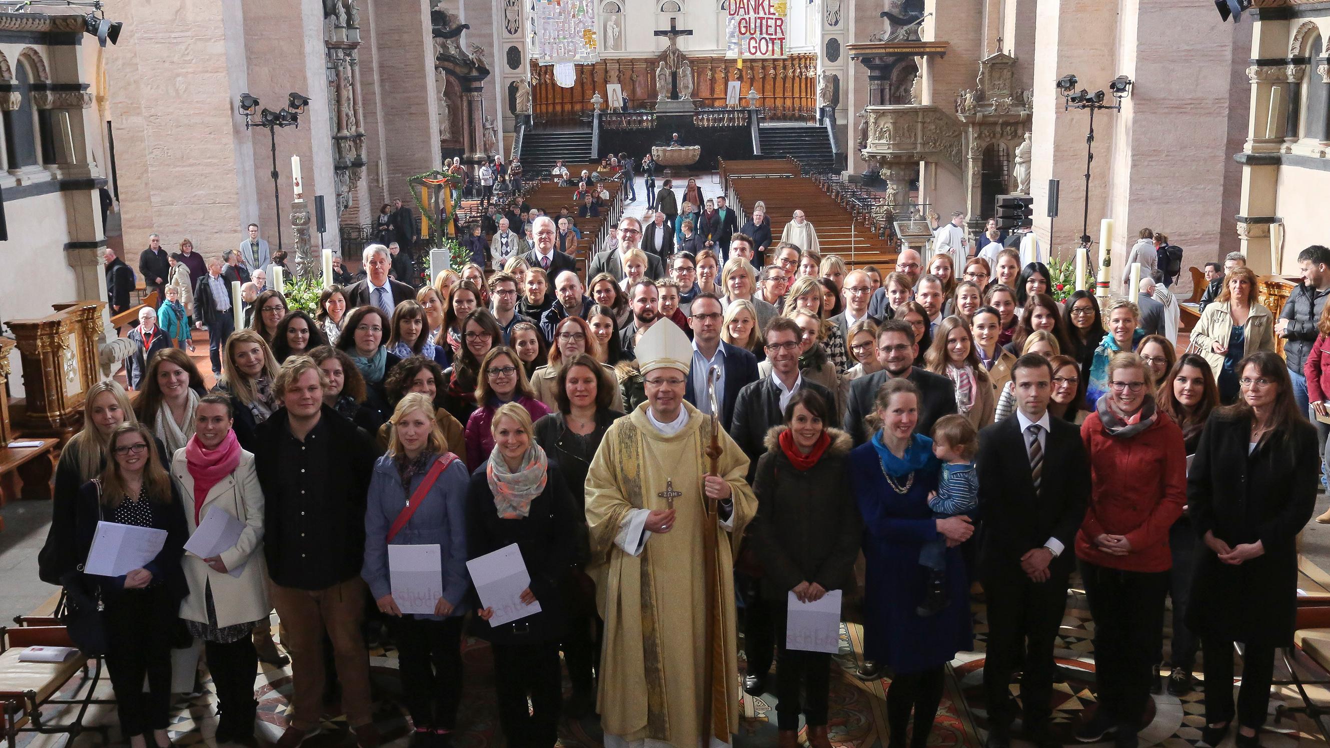 Gruppenbild mit Bischof: 79 Lehrerinnen und Lehrer freuen sich über ihre Beauftragung für den Religionsunterricht.