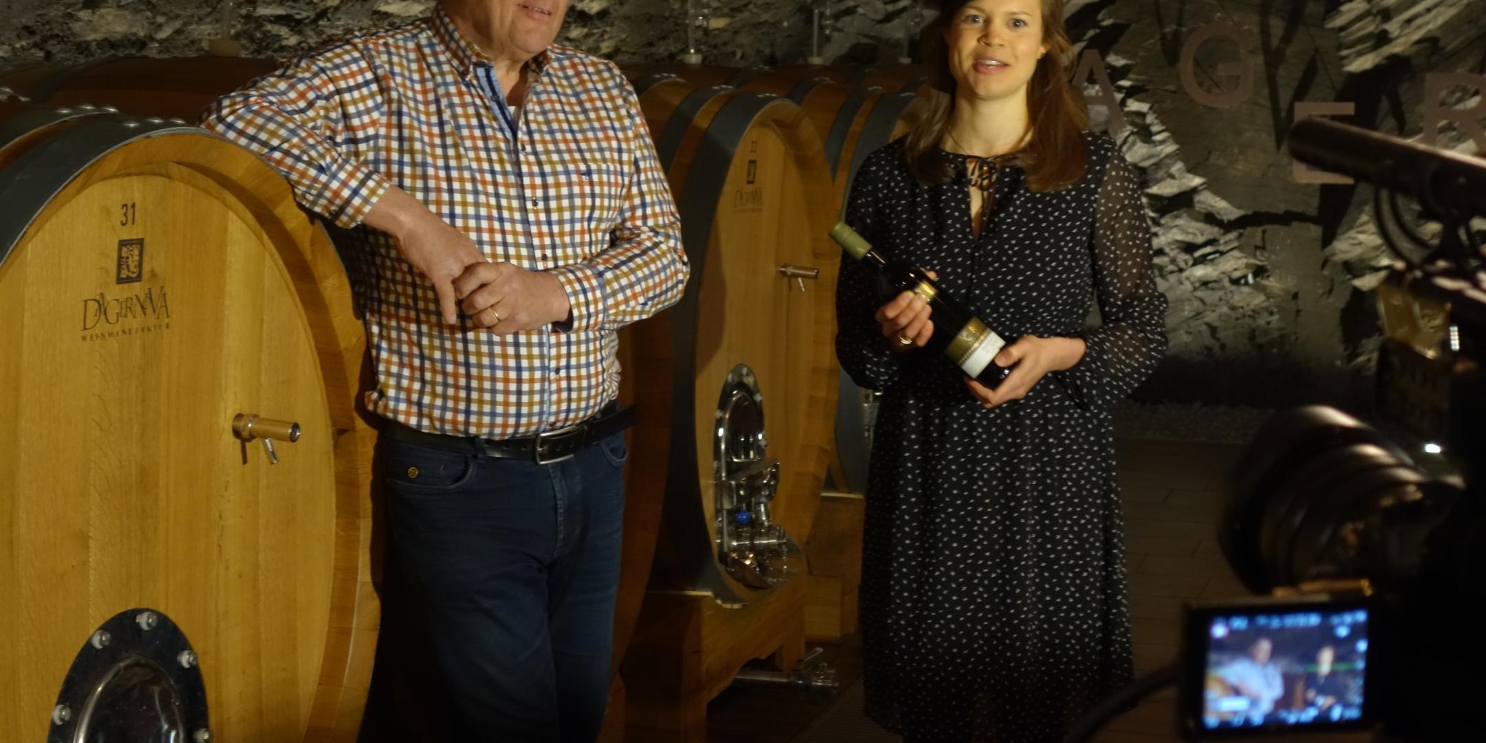 Die Impulsgeber der Fastenclips Edgar Bertram und Mandy Gieler im Weinkeller. Foto: Julia Fröder