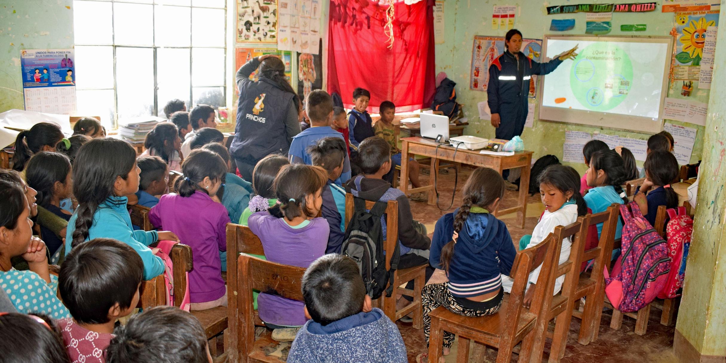 Eine Partnerorganisation der Bolivienpartnerschaft im Bistum Trier ist die Stiftung Solidarität und Freundschaft. Dort unterrichtet Osmar Salazar Fuentes Kinder in der Schule Villa Flores in Tomina im Erzbistum Sucre.