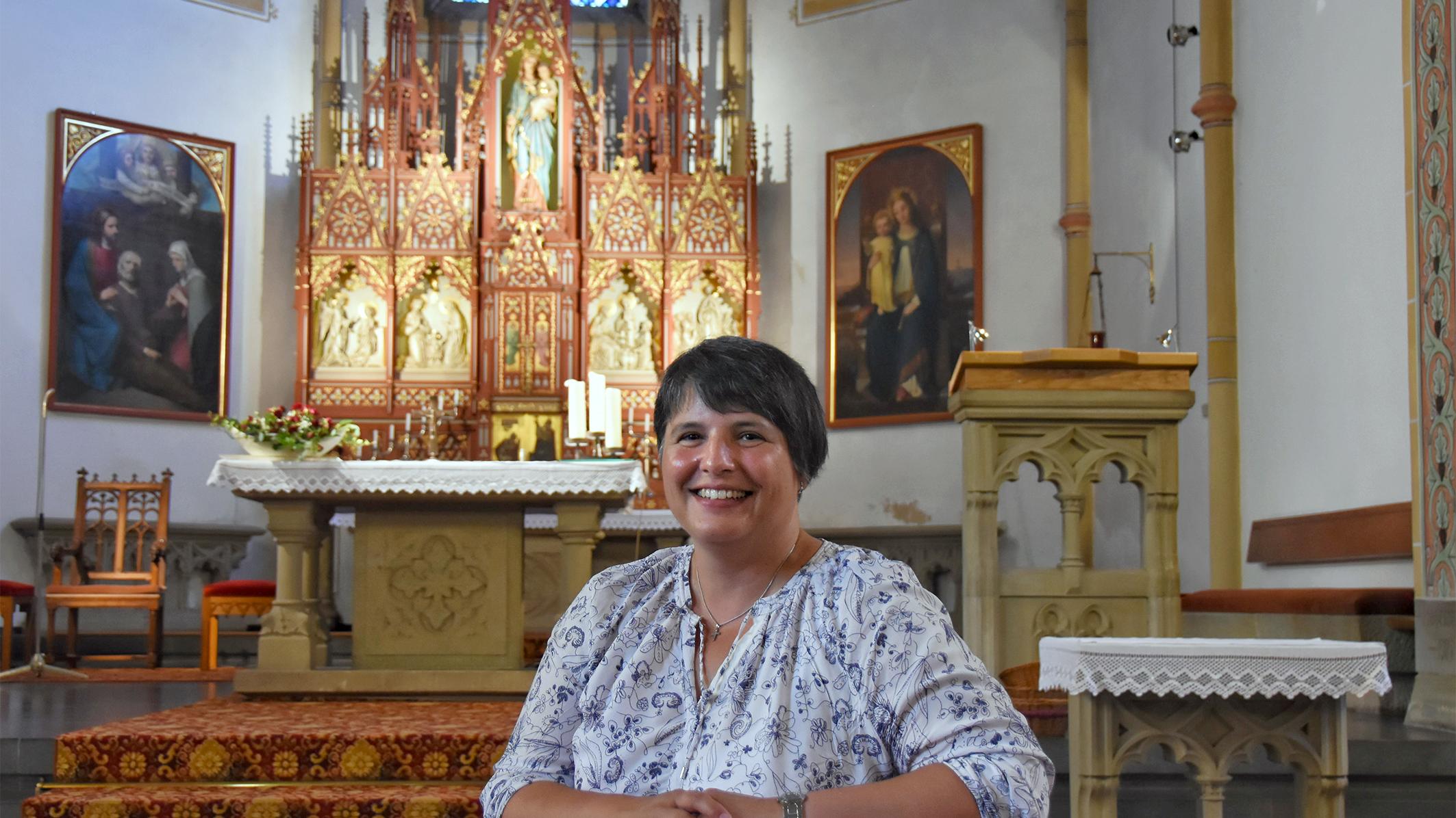 Sabine Müller in ihrer Heimatkirche Mariä Himmelfahrt in Marpingen.