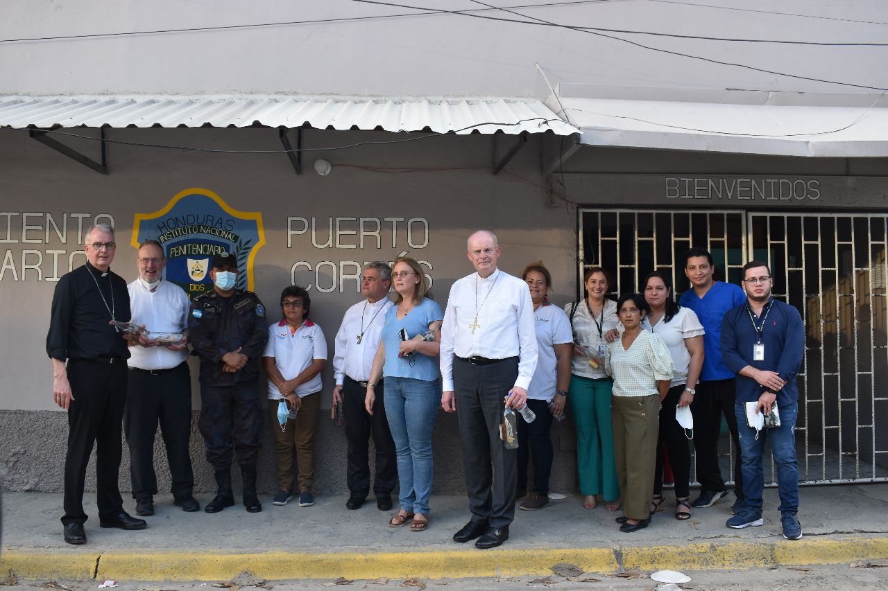 Weihbischof Peters mit der Delegation und Ehrenamtlichen der Gefängnisseelsorge (Foto: Gefängnispastoral San Pedro Sula)