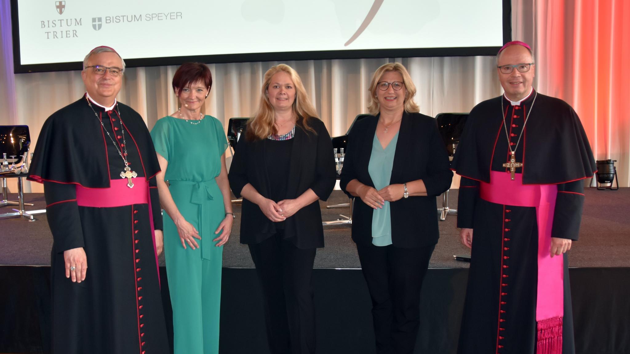 Bischof Dr. Karl-Heinz Wiesemann, Ordinariatsdirektorin Katja Göbel, Landtagspräsidentin Heike Becker, Ministerpräsidentin Anke Rehlinger und Bischof Dr. Stephan Ackermann. Foto: uk