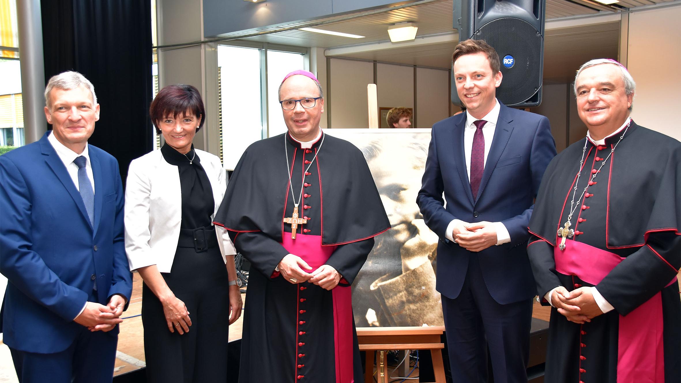 Die Gastgeber Katja Göbel und die Bischöfe Ackermann (Mitte) und Wiesemann mit Landtagspräsident Stephan Tosacani (li.) und Saarlands Ministerpräsident Tobias Hans.