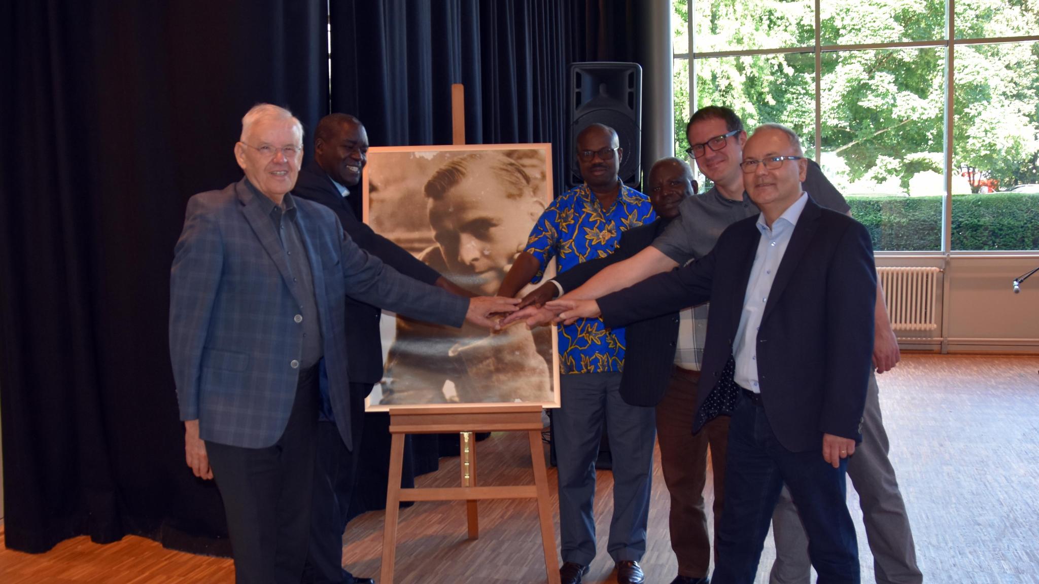 Prälat Herbert Hoffmann, Frère Alexis, Frère Révocat, Frère Cyriaque, Stephan Arnold (Willi-Graf-Realschule) und Stefan Kilz (Willi-Graf-Gymnasium) (von links). Foto: Ute Kirch