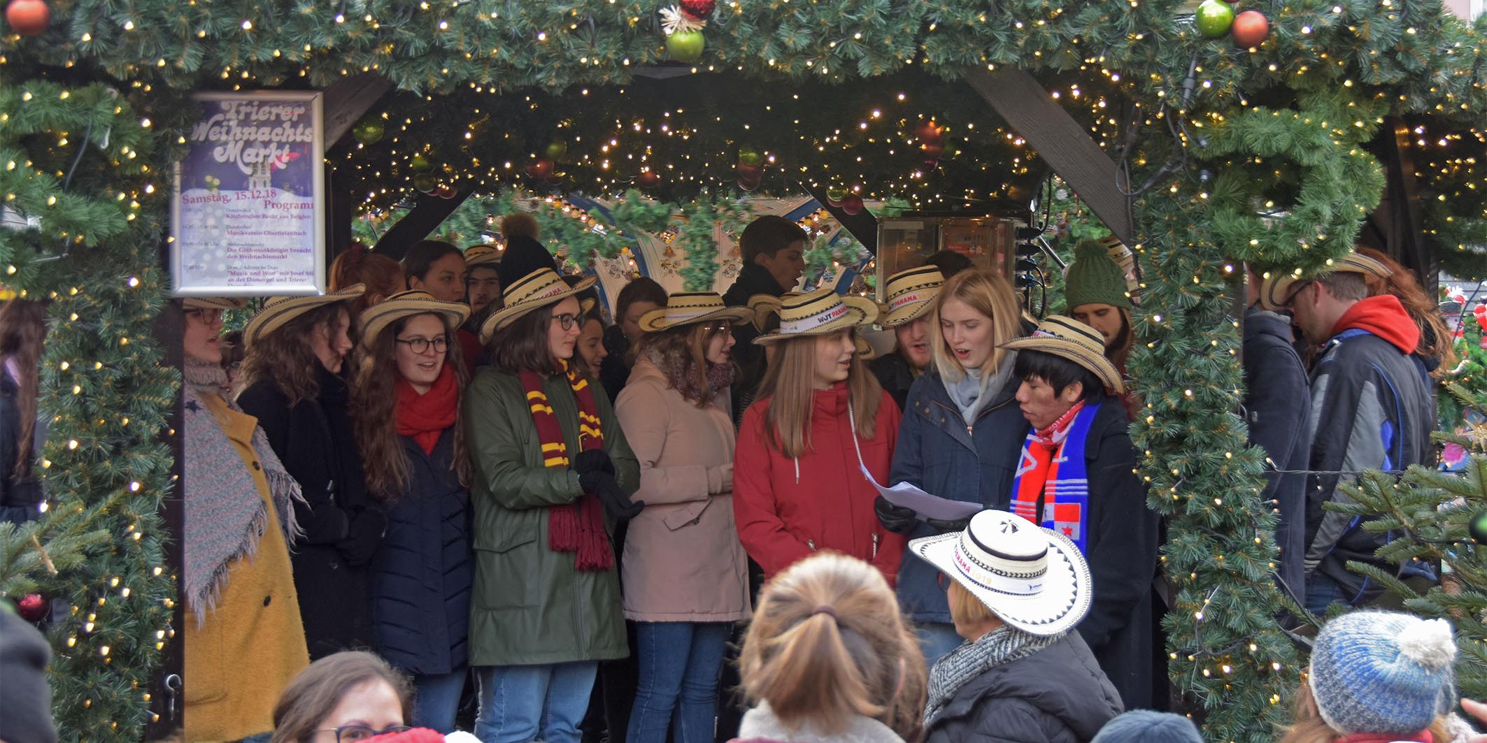 Auf dem Weihnachtsmarkt in Trier sangen die Jugendlichen die Hymne zum Weltjugendtag, um Spenden für Adveniat zu sammeln.