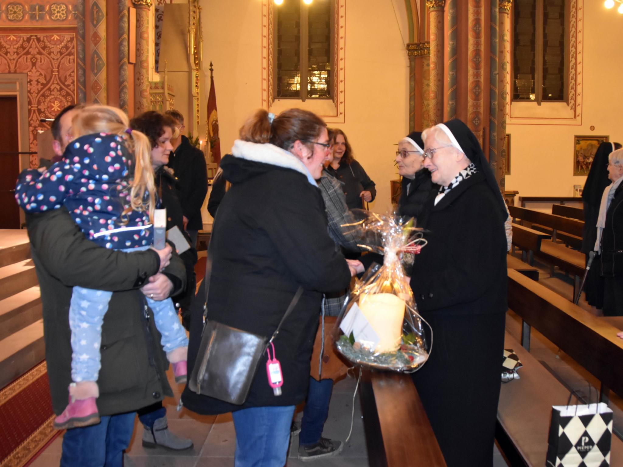 Viele Bürgerinnen und Bürger nutzten nach dem Pontifikalamt die Gelegenheit, sich von den Ordensschwestern persönlich zu verabschieden. Foto: Ute Kirch/Bistum Trier