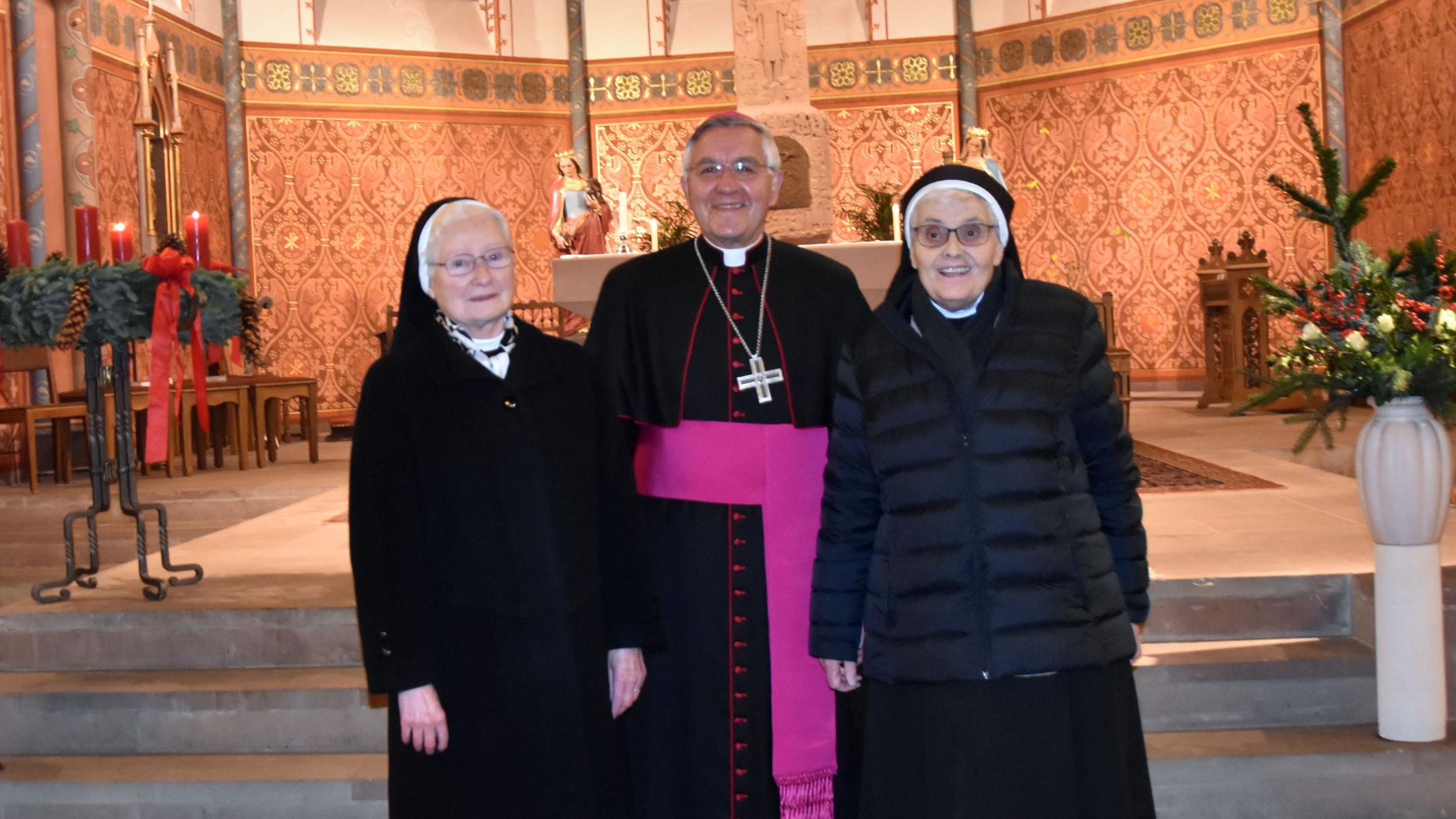 Weihbischof Franz Josef Gebert dankt Schwester Waltraud Schnitker (links) und Schwester Claudia Meyer für ihr Wirken in Wallerfangen. Foto: Ute Kirch/Bistum Trier