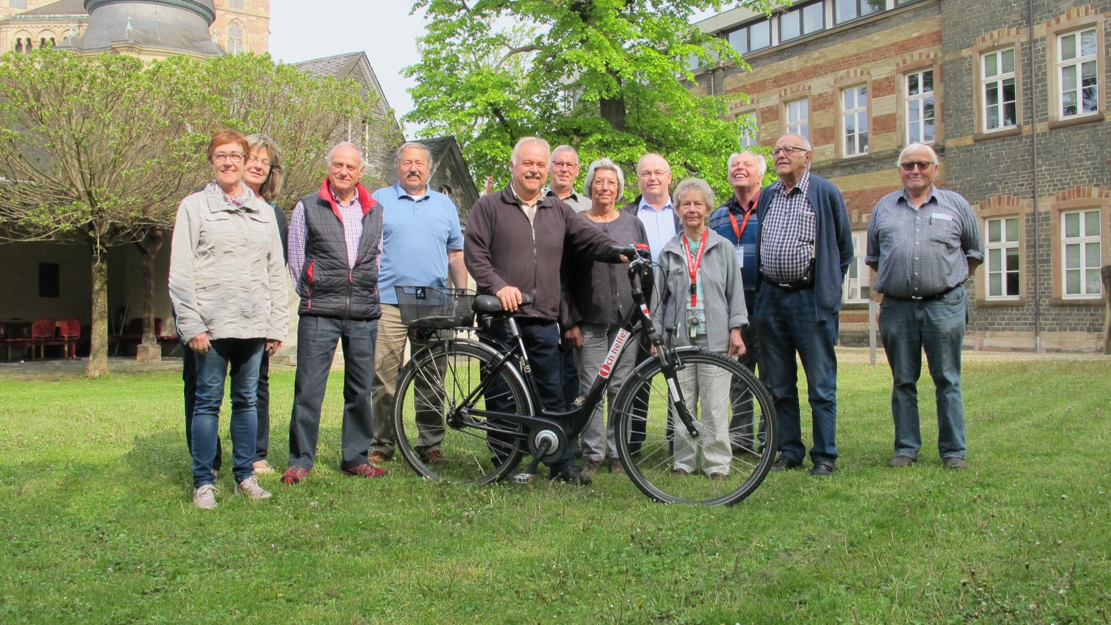 Mit dem Fahrrad legen die Helferinnen und Helfer in der Stadt viele Wege zurück.