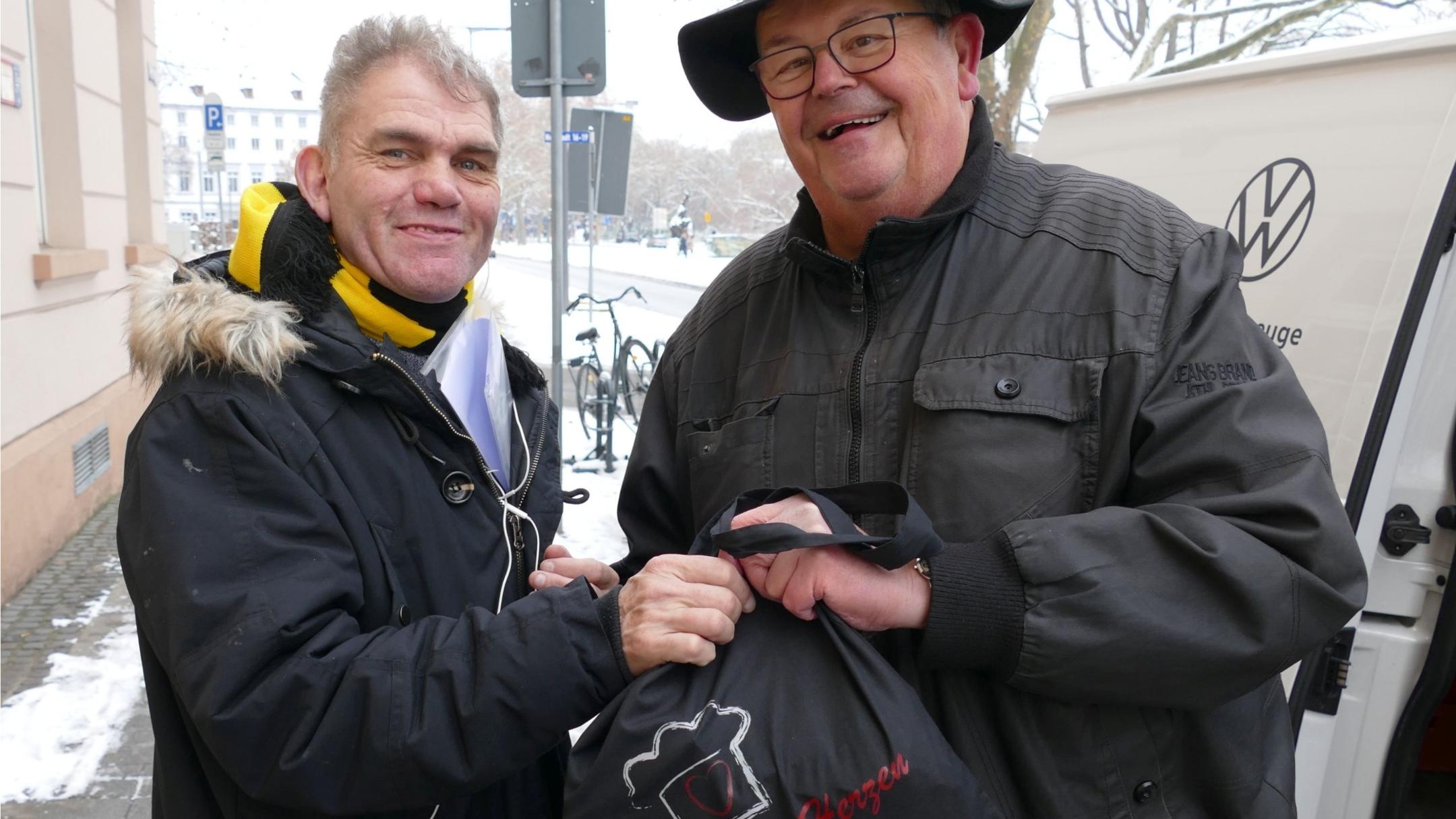 Ein Zeichen der Wertschätzung und Mitmenschlichkeit: Gerade in diesen besonderen Zeiten war es Küchenchef Jean-Luc Mundel (rechts) ein Herzensanliegen, Wohnungslosen eine Freude zu bereiten. Foto: Caritasverband Koblenz/Marco Wagner