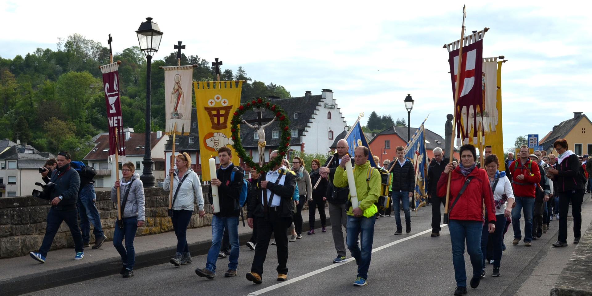 Die Wallfahrer überqueren die Brücke zwischen Echternacherbrück und Echternach