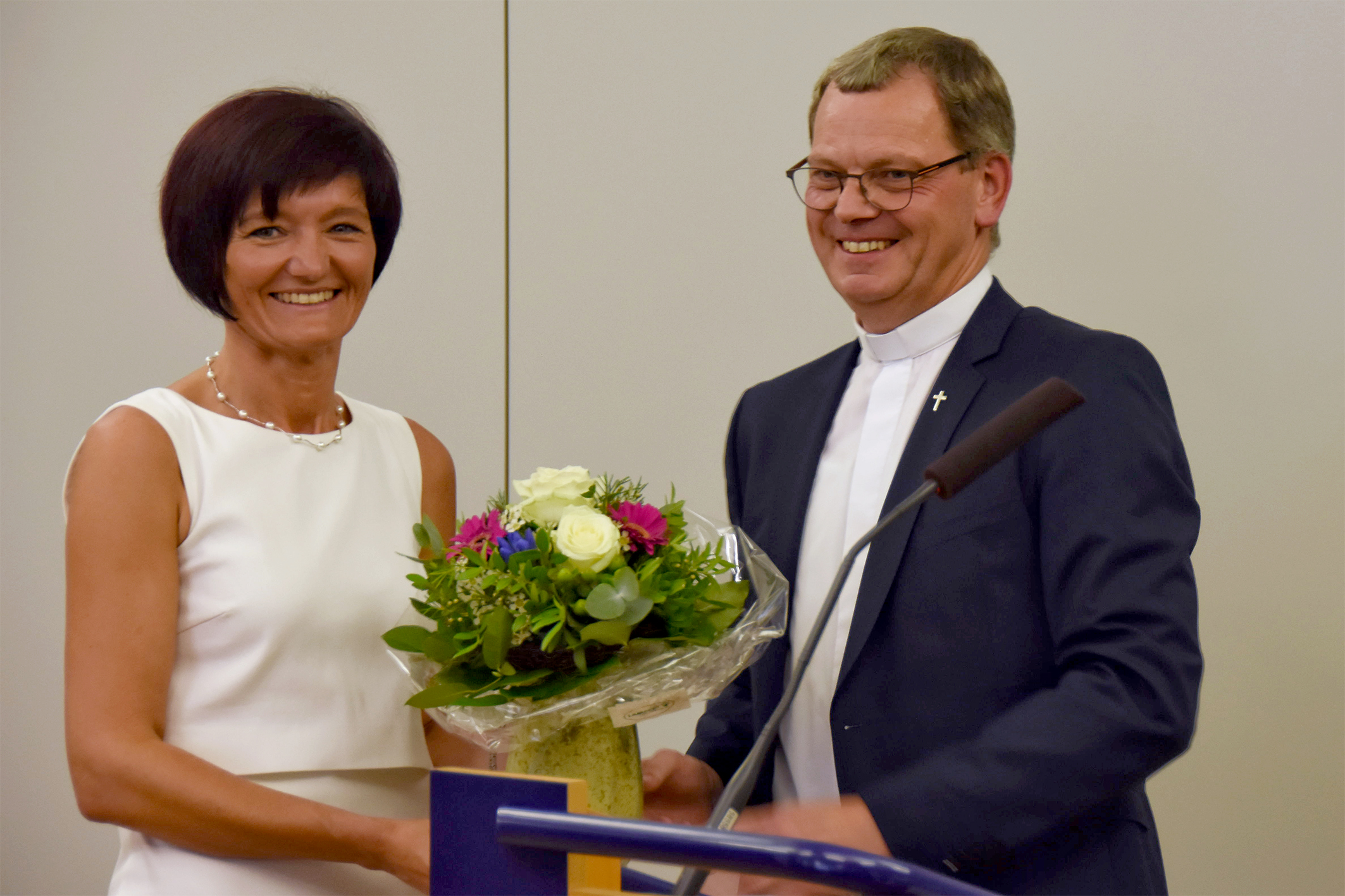 Generalvikar Dr. Ulrich Graf von Plettenberg überreichte der neuen Leiterin des Katholischen Büros, Katja Göbel, einen Strauß Blumen