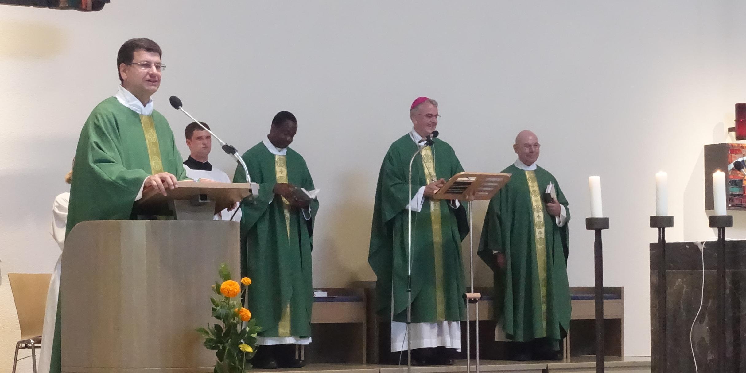 Weihbischof Peters (Zweiter v. rechts) feiert mit den Pilgerinnen und Pilger.