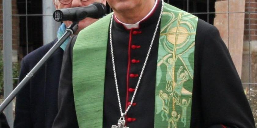 Weihbischof Jörg Michael Peters spendet den Segen.