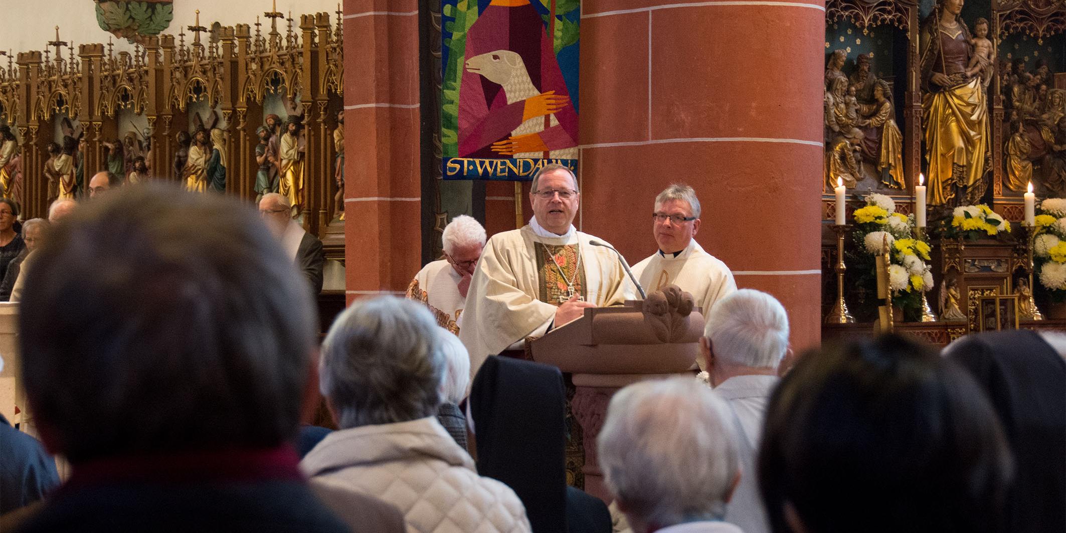 Pfarrer Klaus Leist (r) hatte zur diesjährigen Wendelinuswallfahrt Bischof Georg Bätzing (2.v.r.) eingeladen.