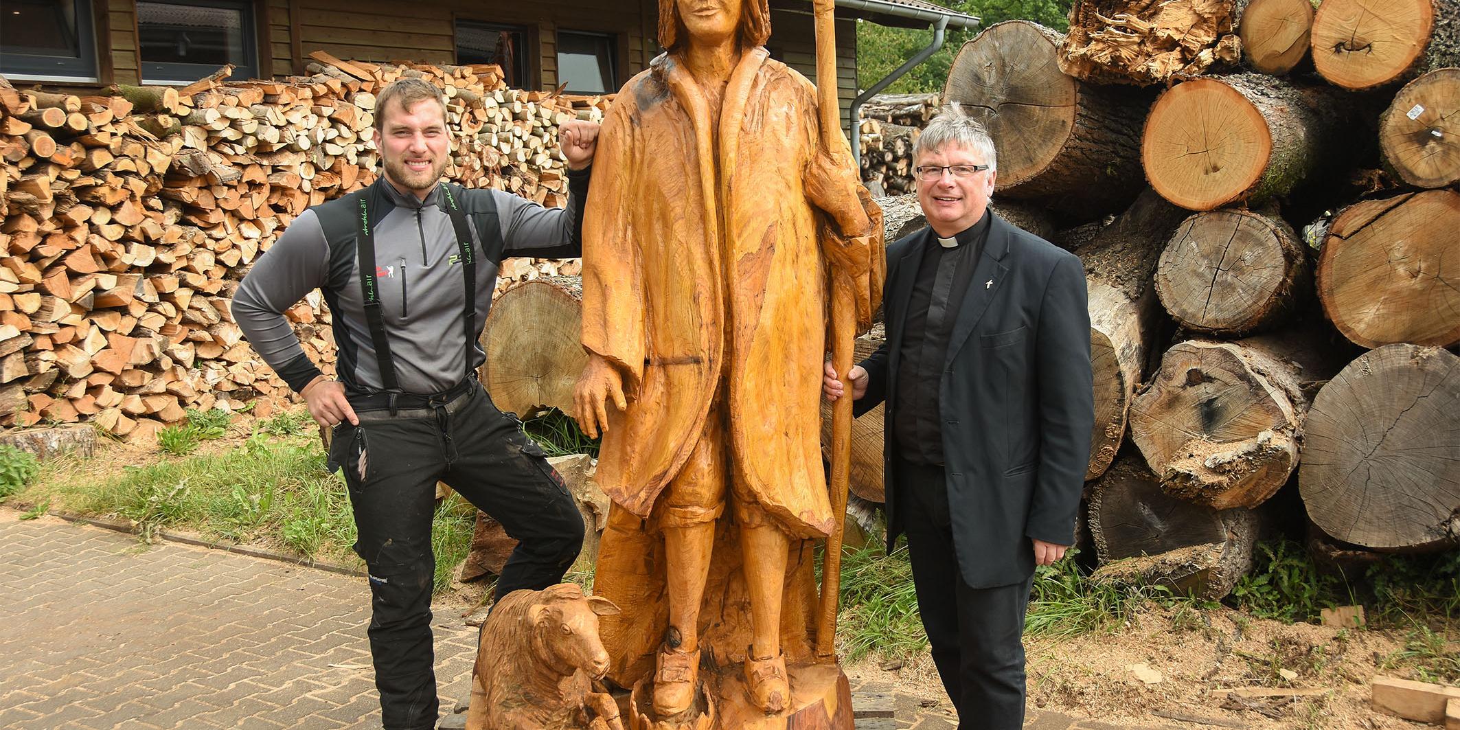 Pfarrer Klaus Leist besucht zum ersten Mal die fertige Wendelinus-Statue am Sägewerk in Bliesen