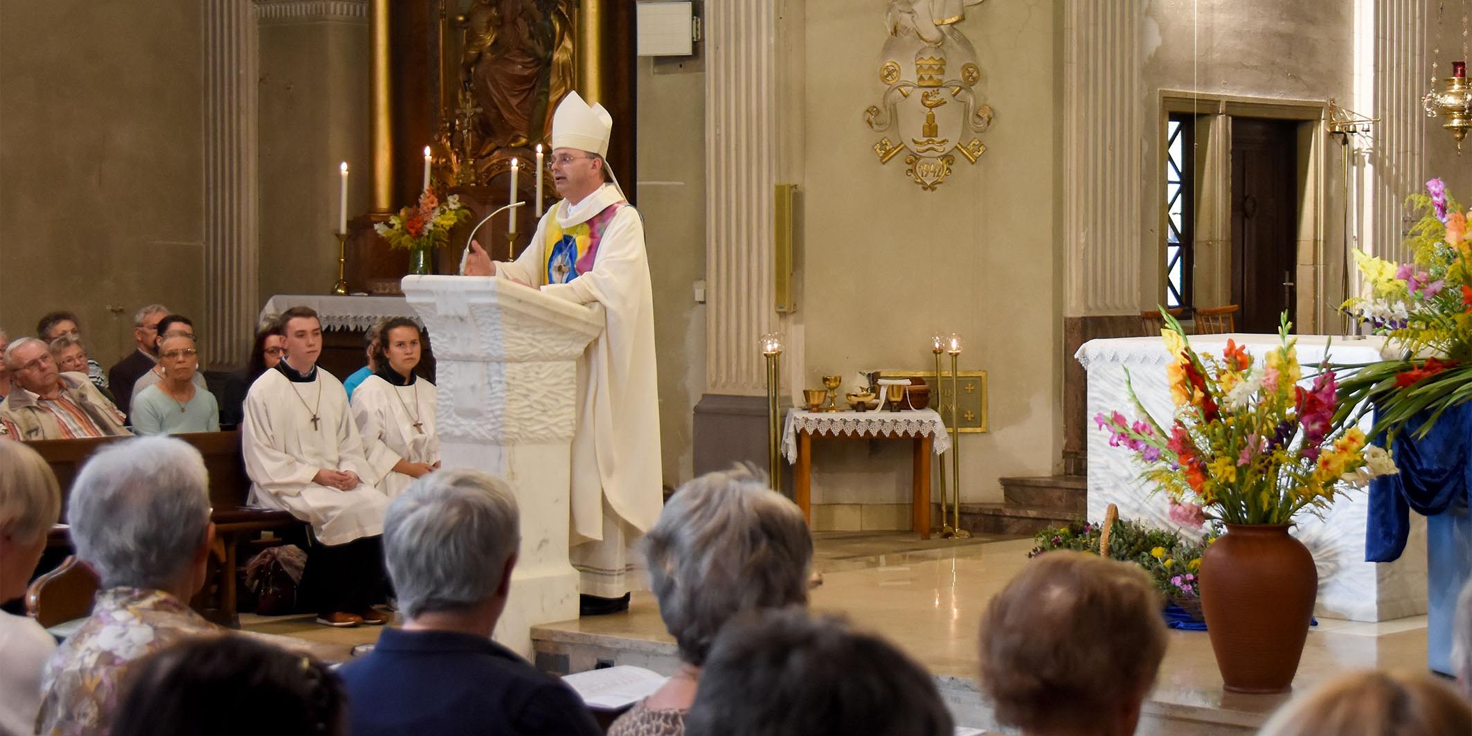 Weihbischof Brahm während der Predigt zum Wallfahrts-Gottesdienst in Wiebelskirchen.