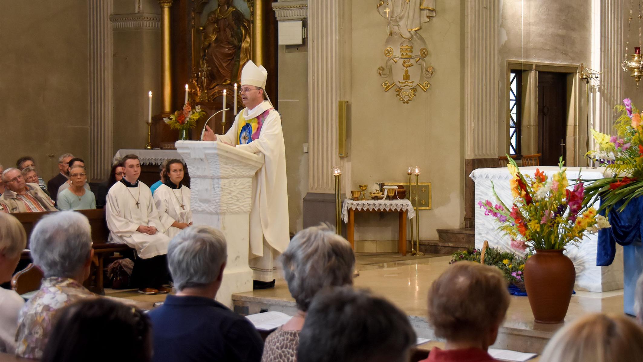 Weihbischof Brahm während der Predigt zum Wallfahrts-Gottesdienst in Wiebelskirchen.