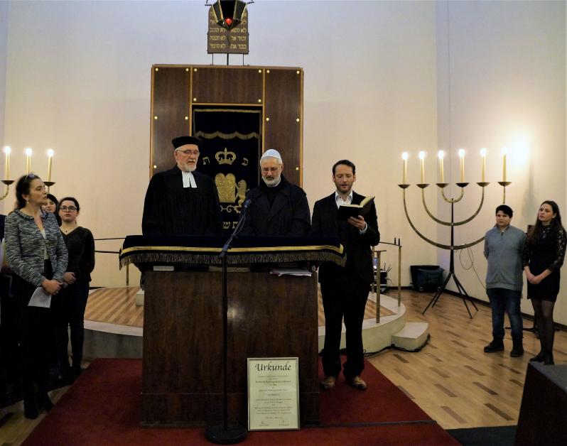 Gemeinsamer Segen zum Abschluss der Woche der Brüderlichkeit: Pfarrer Ulrich Dann, Abt Ignatius Maaß und Yoed Sorek (von links) beten in der Trierer Synagoge gemeinsam.