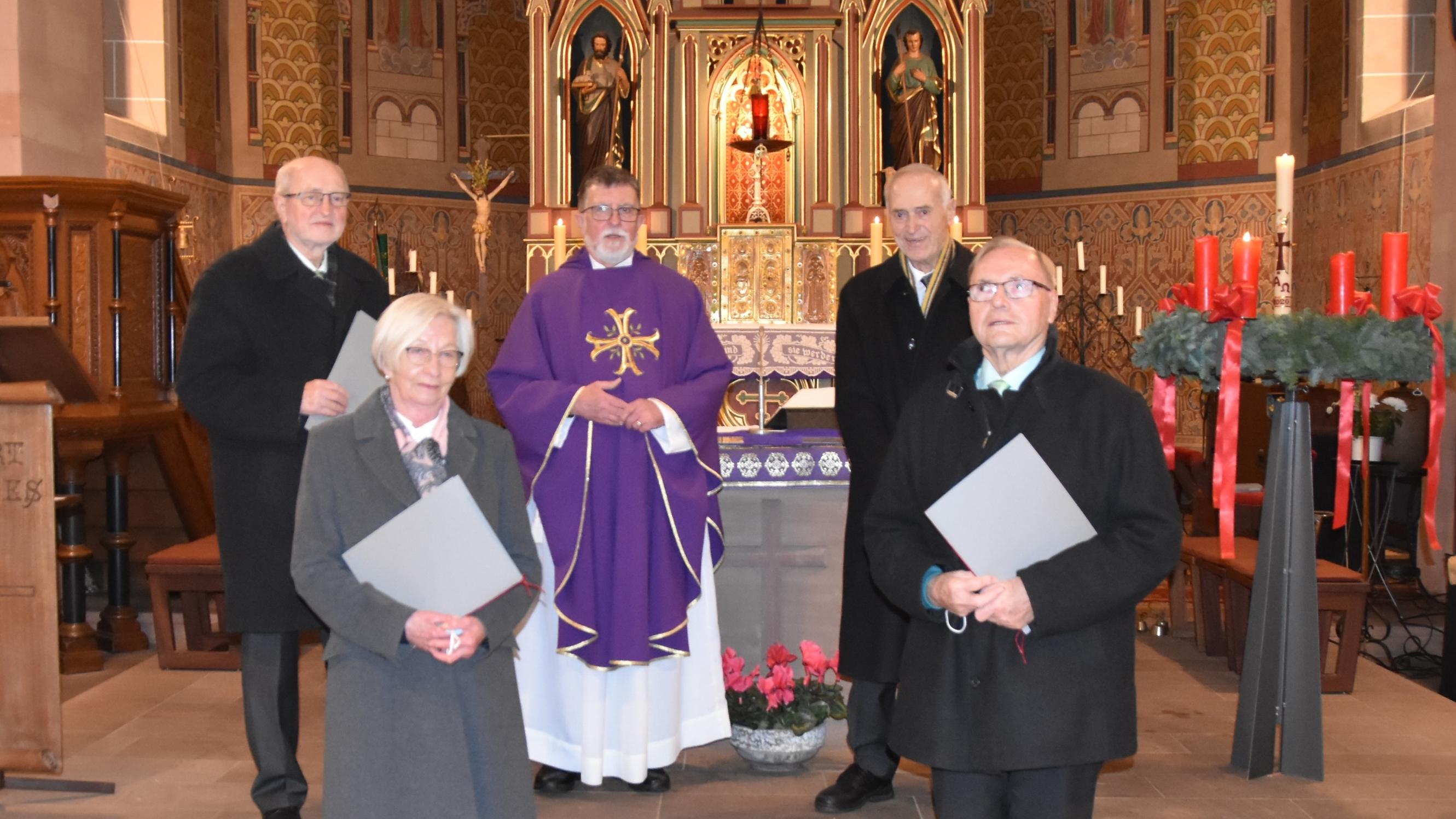 Hans-Josef Lücke, Ingrid Wilkin, Pastor Leo Koch, Heinz Jennewein (hinten) und Manfred Barth (vlnr) in der Pfarrkirche Johannes der Täufer in Weiskirchen-Konfeld. Foto: Ute Kirch