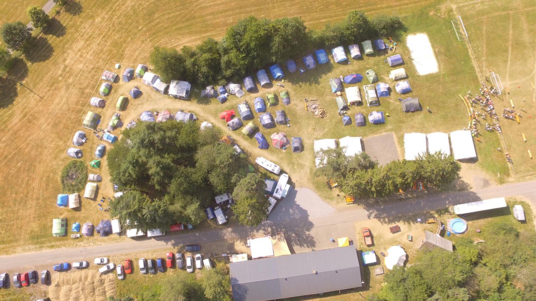 Die Luftaufnahme zeigt das ursprüngliche Zeltlager. Foto: privat