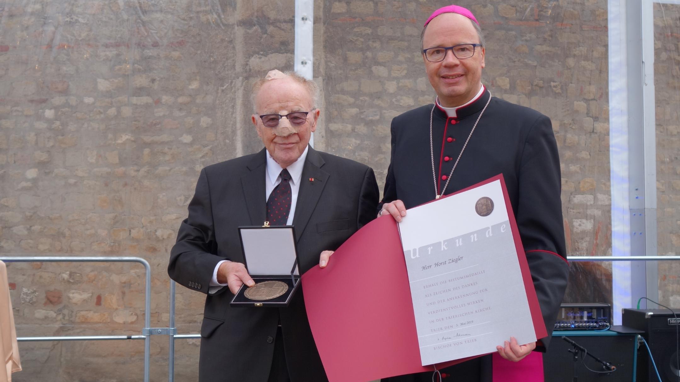 Horst Ziegler mit Bischof Ackermann