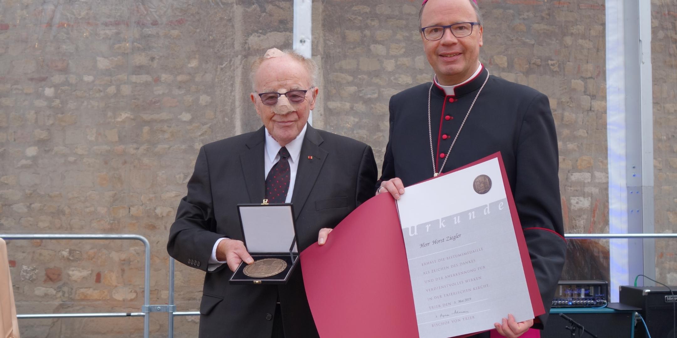 Horst Ziegler mit Bischof Ackermann