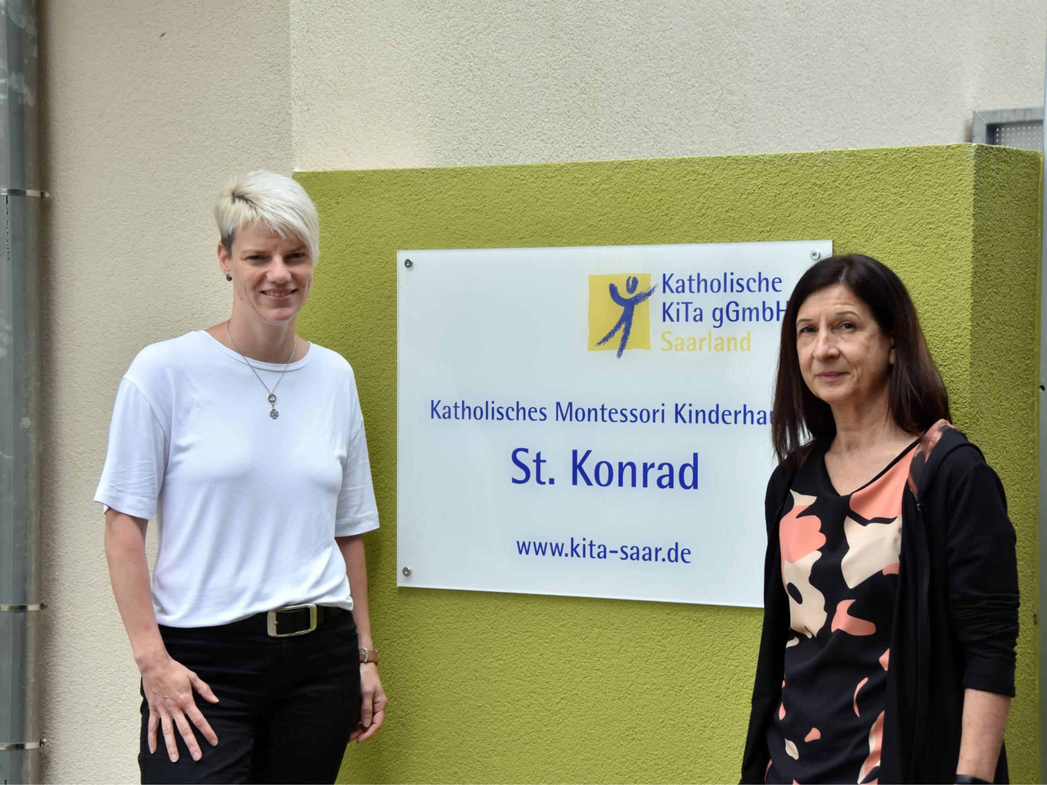 Marion Zils (rechts) übergibt die Gesamtleitung für die katholischen Kitas in Völklingen und Großrosseln an Nicole Leinenbach. Foto: Ute Kirch