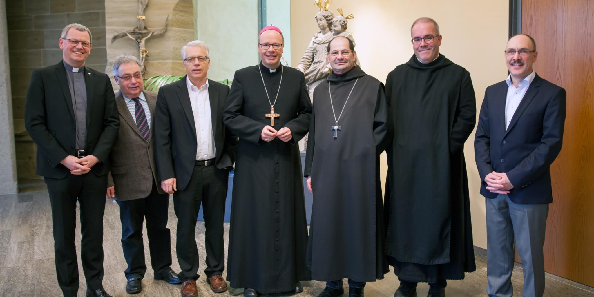 Bischof Dr. Stephan Ackermann mit Vertretern der Benediktinerabtei und der Kirchengemeinde Tholey bei der Unterzeichnung