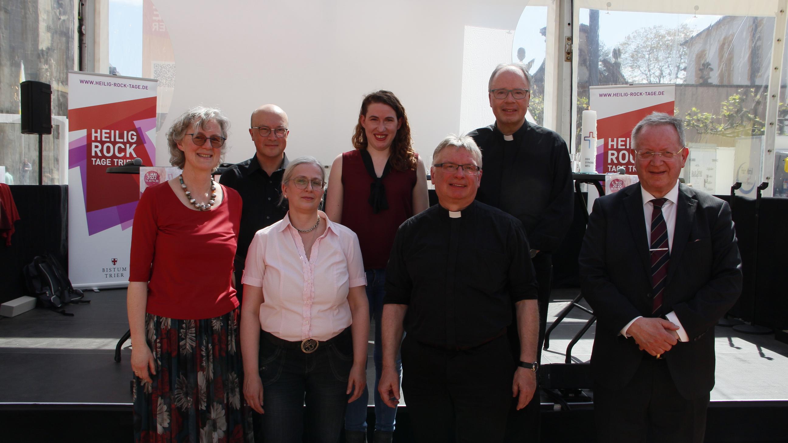 Professorin Dr. Margareta Gruber, Prof. Dr. Johannes Brantl, Dr. Daniela Mohr-Braun, Sarah Henschke, Pfarrer Klaus Leist, Bischof Dr. Stephan Ackermann und Herbert Caspar (vlnr) diskutierten über den Synodalen Weg.