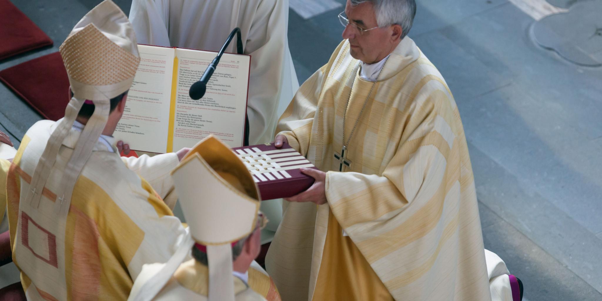 Franz Josef Gebert ist neuer Weihbischof im Bistum Trier. Hier überreicht Bischof Ackermann ihm das Evangliar.