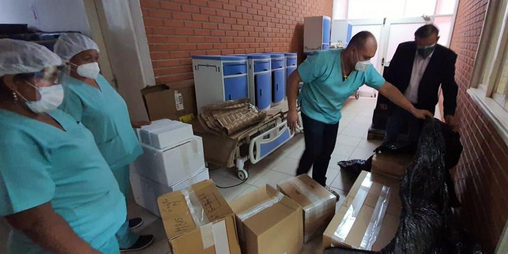 Zwei Beatmungsgeräte, die die Diözesanstelle Weltkirche nach Bolivien gesandt hat, sind im Hospital Catolico in Santa Cruz angekommen. (Foto: privat)