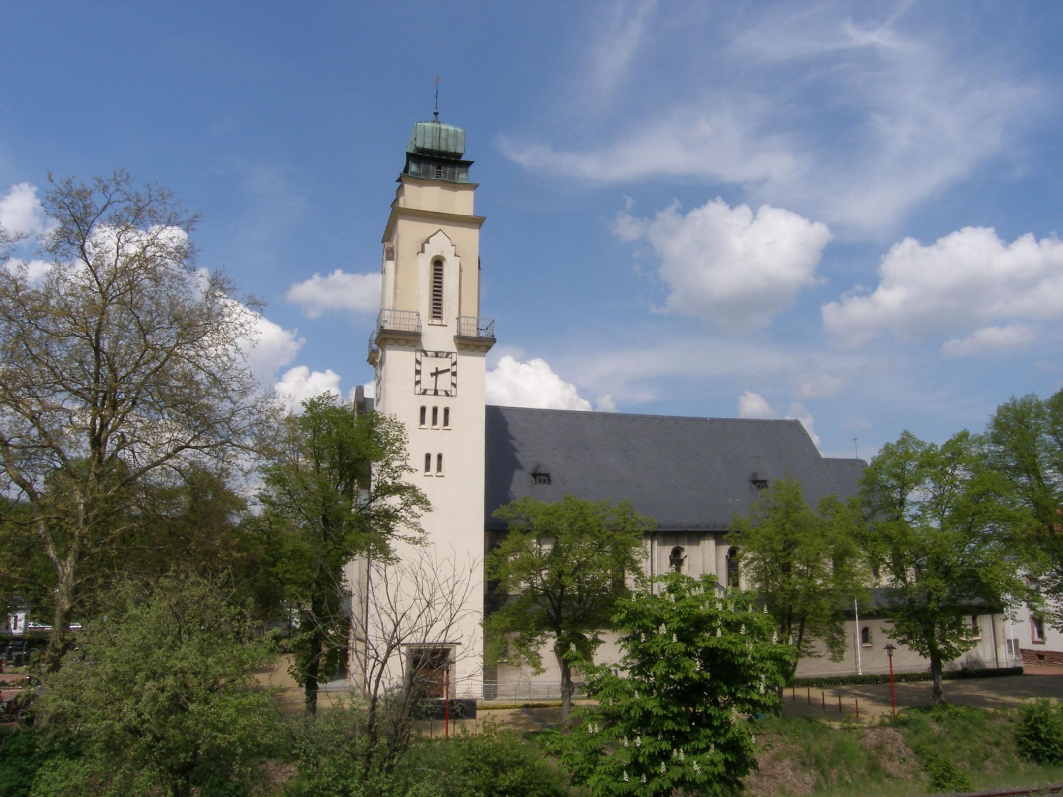 Die Pfarrkirche in Überherrn (Foto: Pfarrei)