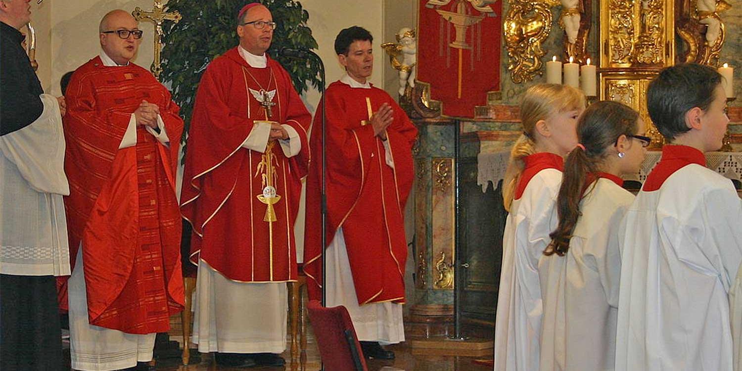 Bischof Ackermann feierte gemeinsam mit Pfarrer Dr. Hanno Schmitt (re.) und Kooperator Pfarrer Peter Schwan (li.) Gottesdienst am Pfingstmontag in Freisen.