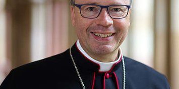 Bischof Dr. Stephan Ackermann im Kreuzgang