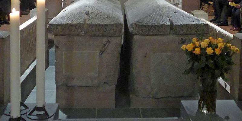 Der erste Trierer Bischof ist in der Krypta unter der Basilika St. Matthias beigesetzt (Sarkophag links) Foto: Pressestelle Bistum