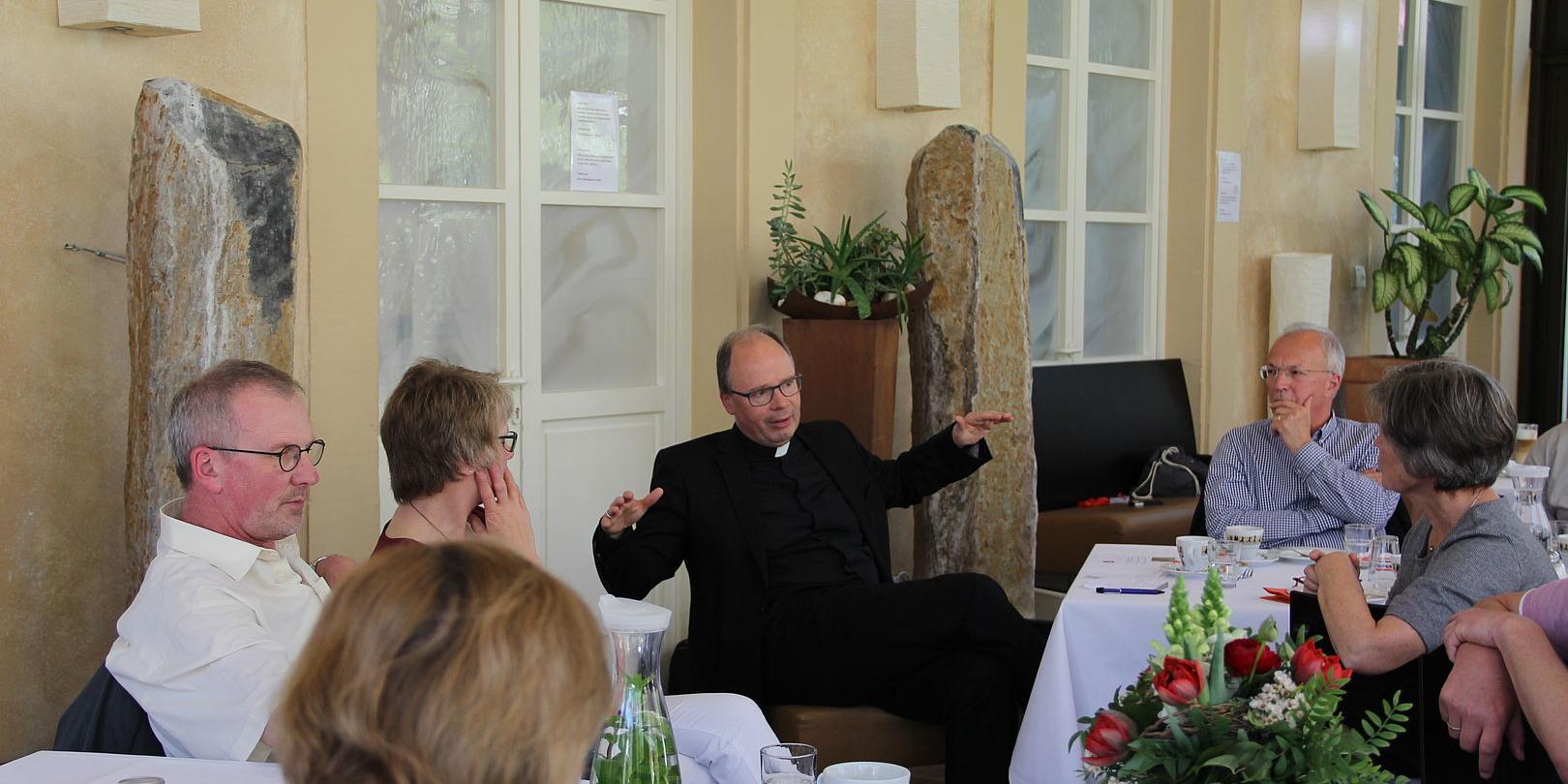 Im vergangenen Jahr sprach Bischof Ackermann im Rahmen der Heilig-Rock-Tage mit konfessionsverbindenden Ehepaaren